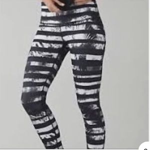 In good condition lulu leggings 😍 black & white striped pattern